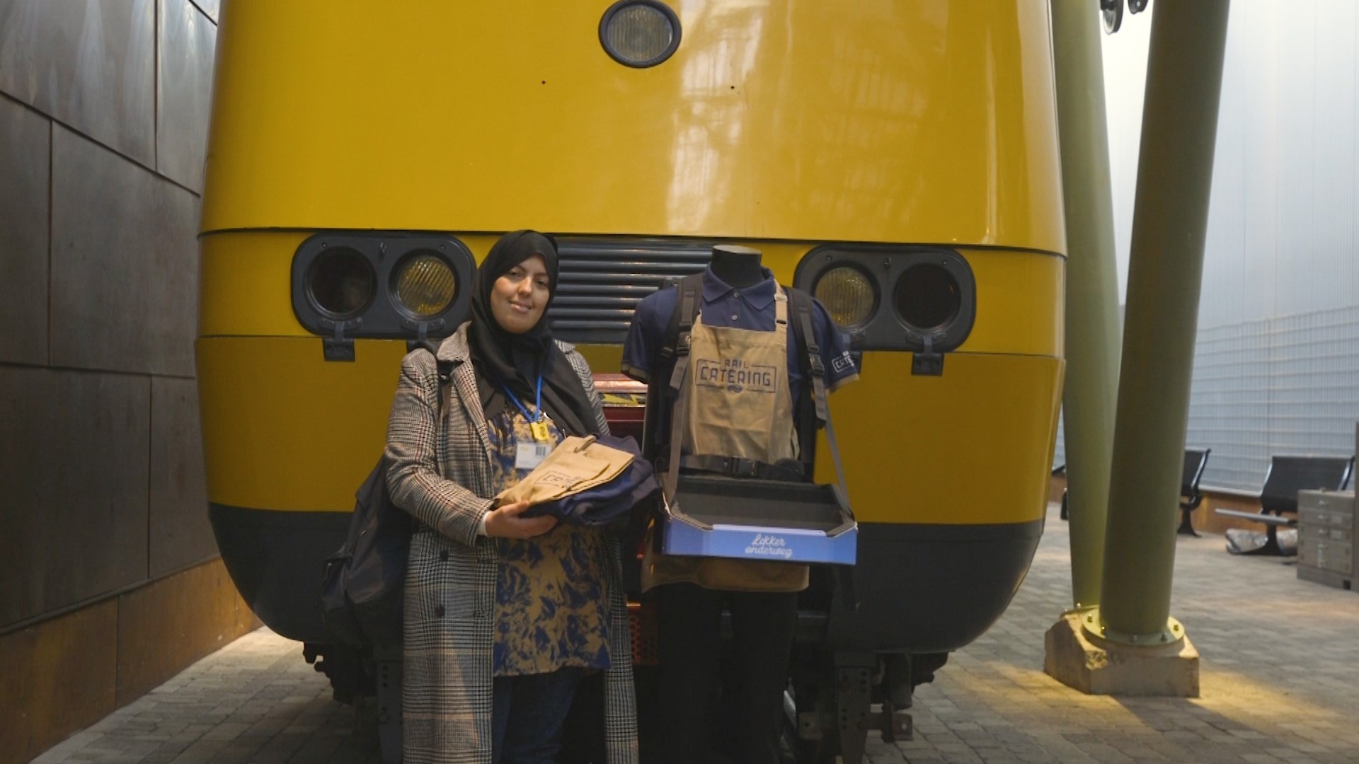 Laila met uniform in het Spoorwegmuseum