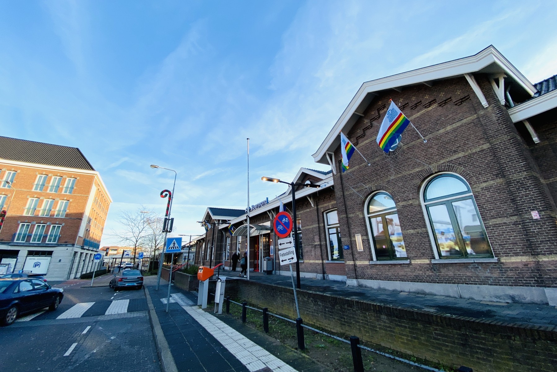 Station Roermond met vlaggen