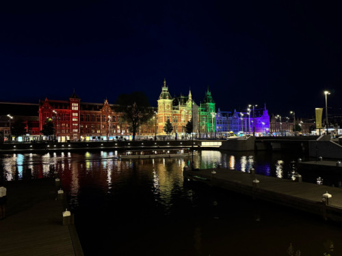 NS viert WorldPride op Amsterdam Centraal
