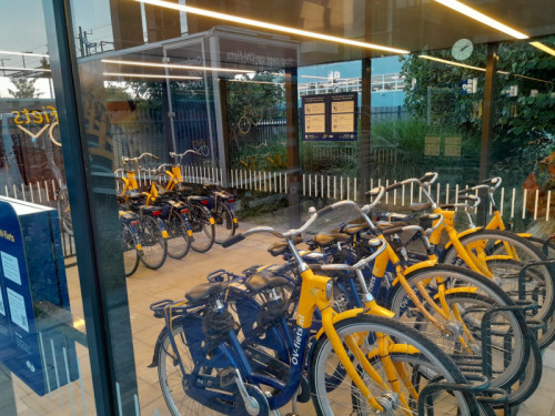 Eerste OV-fietspaviljoen met groen dak in Dronten