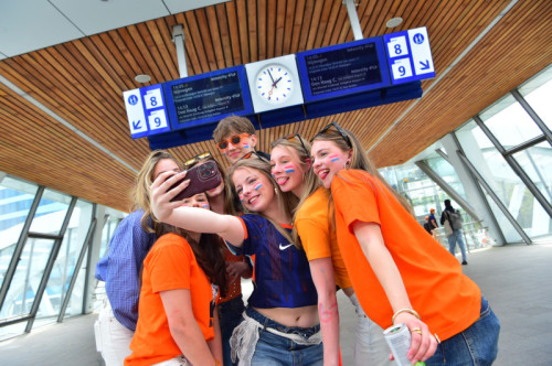 Met de NS-Oranjedienstregeling naar Koningsdagfeesten
