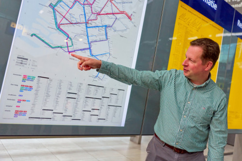 Alain wint ontwerpwedstrijd en is de maker van de nieuwe kaart op stations