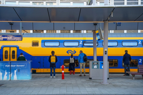 NS-conducteurs roepen reizigers op naar elkaar om te kijken