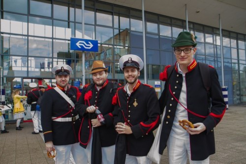 Een bodem voor het Oktoberfeest Sittard wordt op het station gelegd