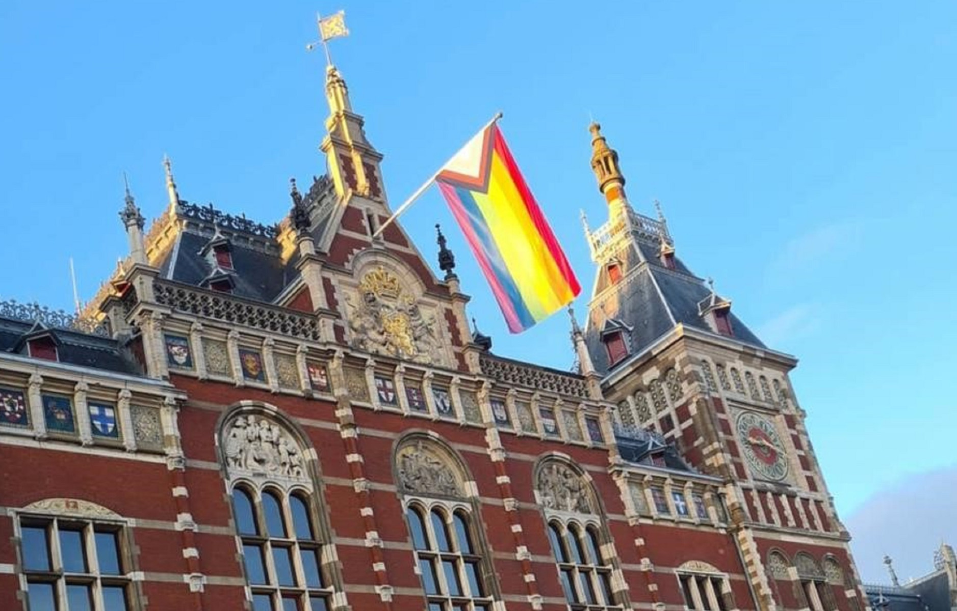 Progress Pride vlag op Amsterdam Centraal 1