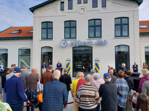 Vernieuwd stationsgebouw Nijkerk feestelijk heropend