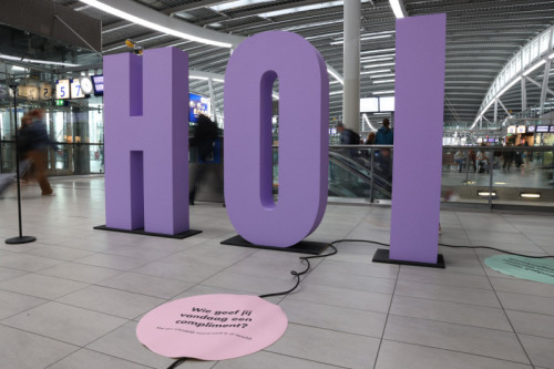‘Hoi!’ Contact maken begint op het station