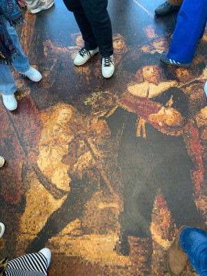 Lopen over de Nachtwacht op station Amsterdam Amstel
