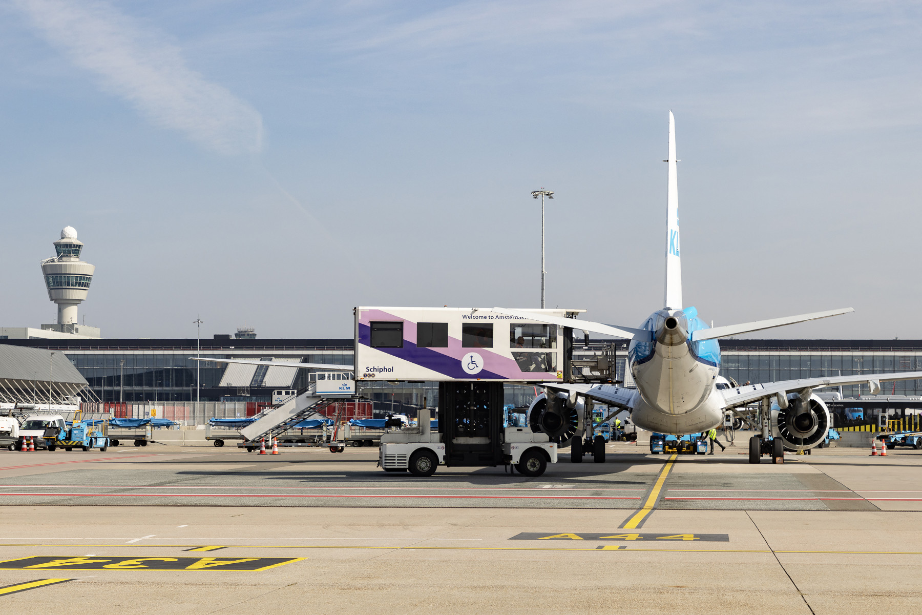 Schiphol gaat reizigers met verminderde mobiliteit zelf begeleiden