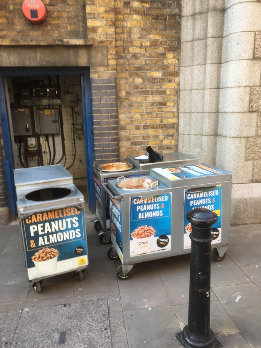 City clamps down on illegal street traders on Square Mile bridges